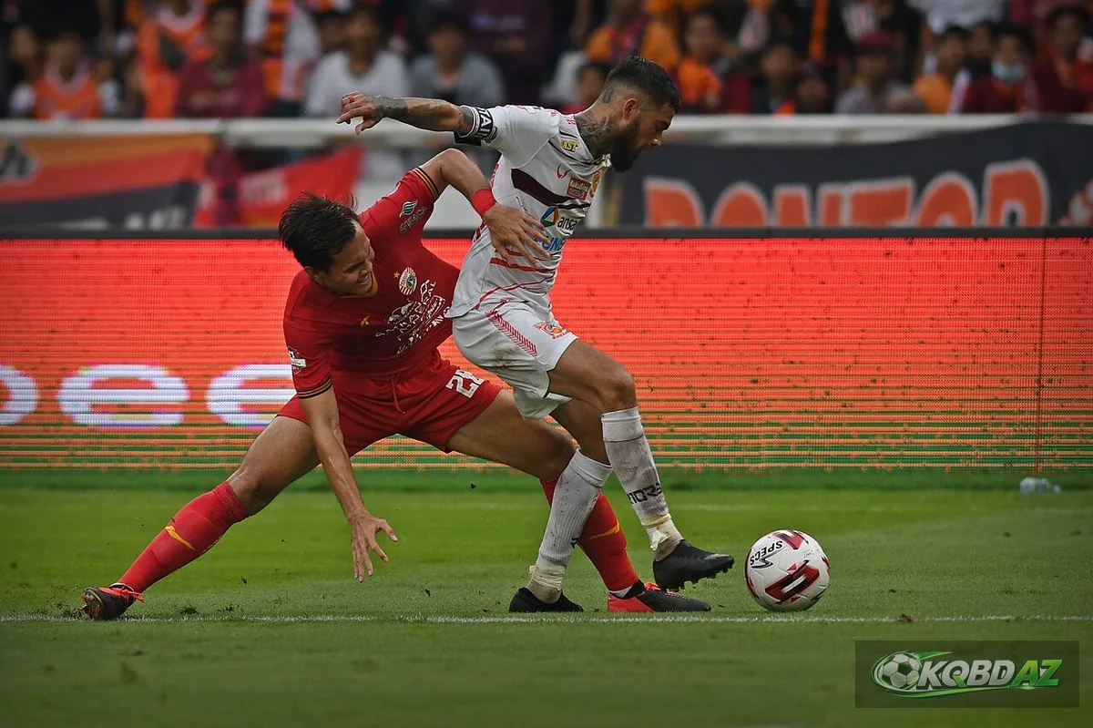 Diego Michiels của Borneo FC tranh bóng với Rezaldi Hehanusa của Persija ở Liga 1 Indonesia