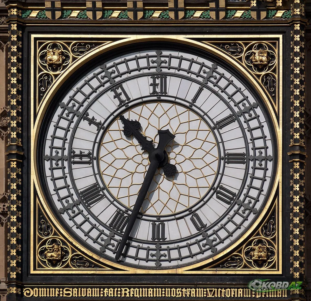 Mặt đồng hồ tháp Big Ben ở London với khung trang trí mạ vàng