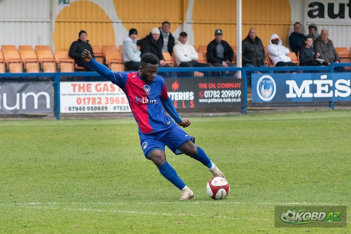 Tiền đạo Kidsgrove Athletic chuẩn bị tung cú sút từ xa ngoài vòng cấm
