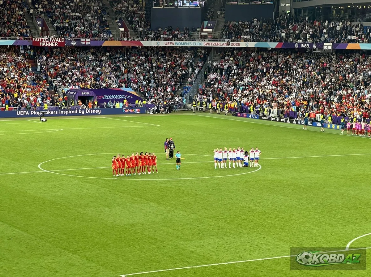 Cầu thủ Anh và Tây Ban Nha đứng giữa sân chờ loạt luân lưu chung kết Euro 2025