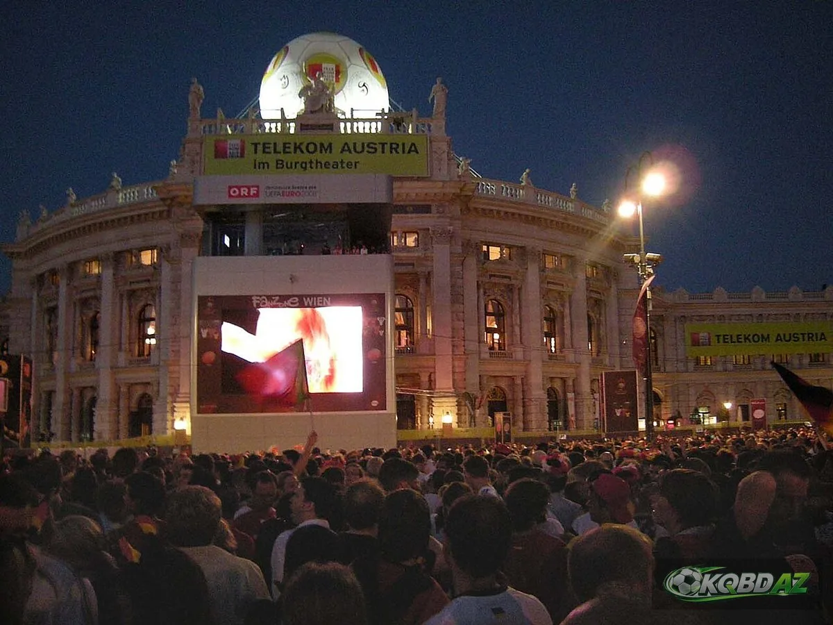 Đám đông khán giả xem trận đấu EURO 2008 trên màn hình lớn trước nhà hát Burgtheater ở Vienna