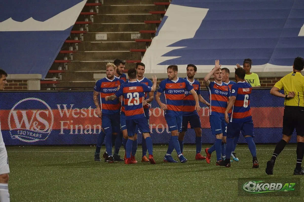 Cầu thủ FC Cincinnati ăn mừng bàn thắng trước khán đài sân Nippert