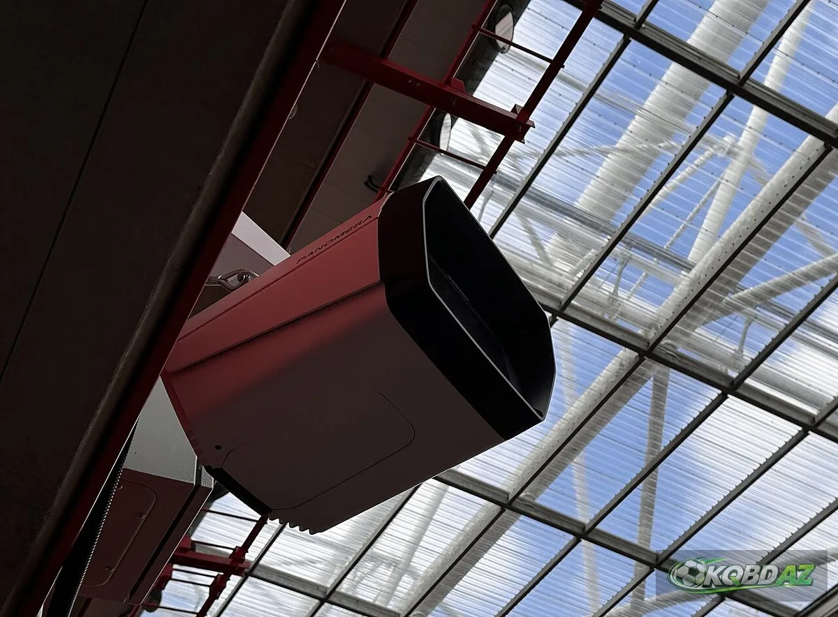 Camera gắn trên mái sân Emirates phục vụ hệ thống VAR