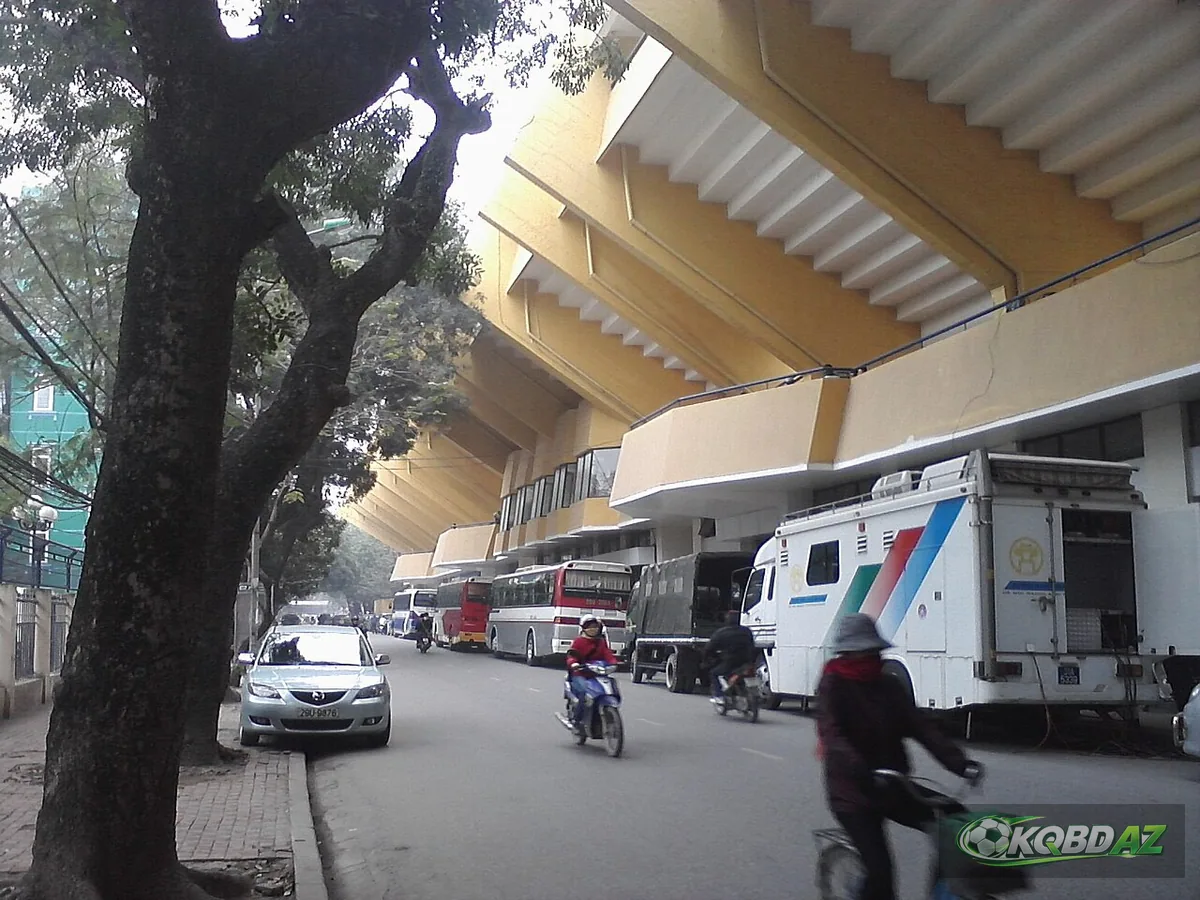 Khán đài sân Hàng Đẫy nhìn từ đường Trịnh Hoài Đức, Hà Nội