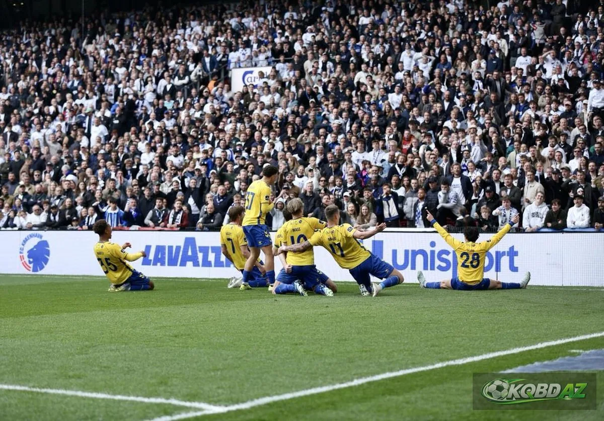 Cầu thủ Brøndby trượt gối ăn mừng bàn thắng trên sân của FC Copenhagen