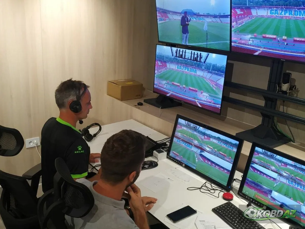Trọng tài video theo dõi nhiều góc máy trong phòng VAR ở giải VĐQG Serbia