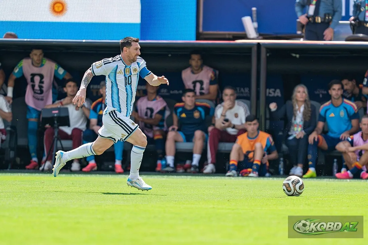 Lionel Messi dẫn bóng trong trận chung kết World Cup 2026 của Argentina