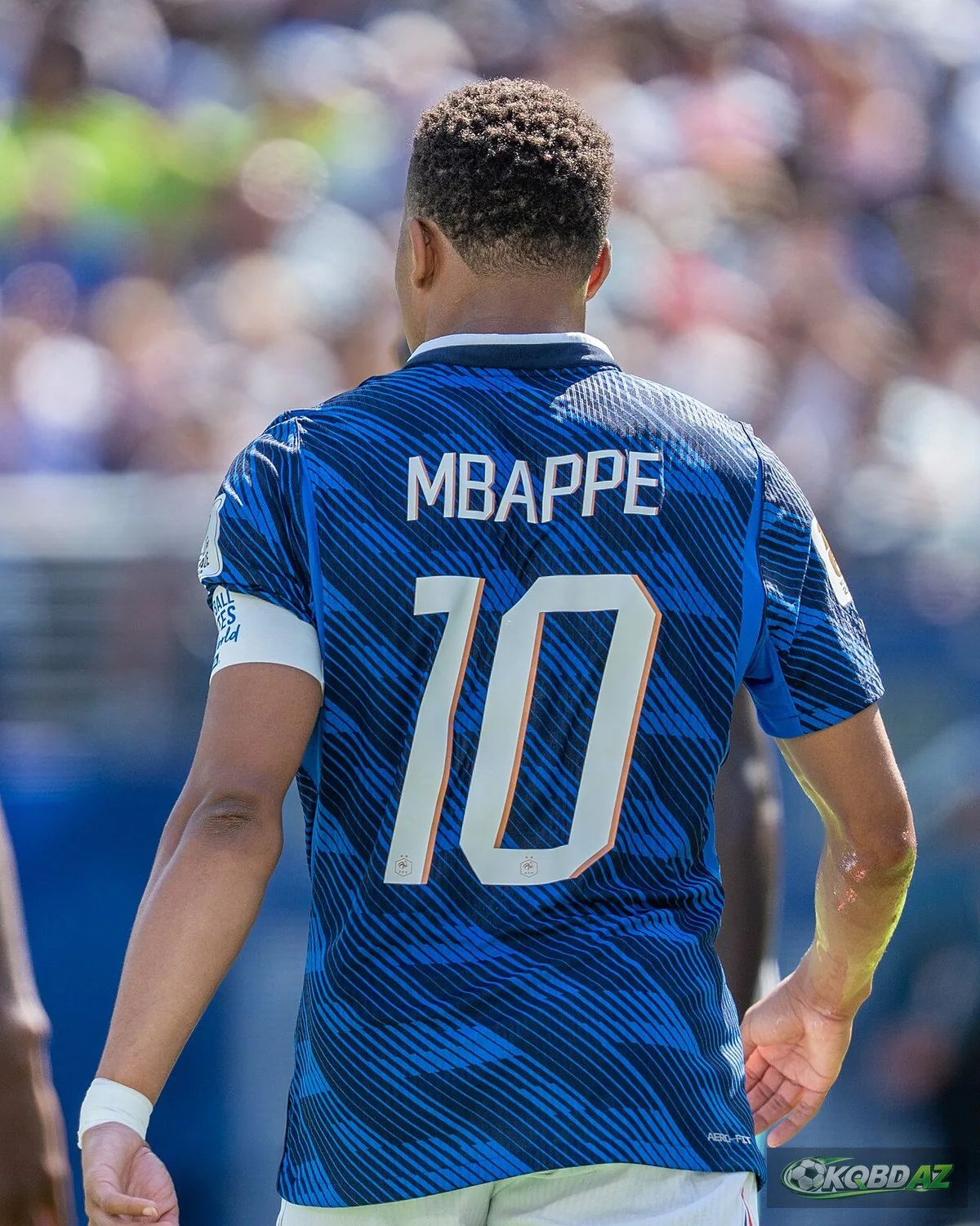 Kylian Mbappé mặc áo số 10 đội tuyển Pháp nhìn từ phía sau tại World Cup 2026