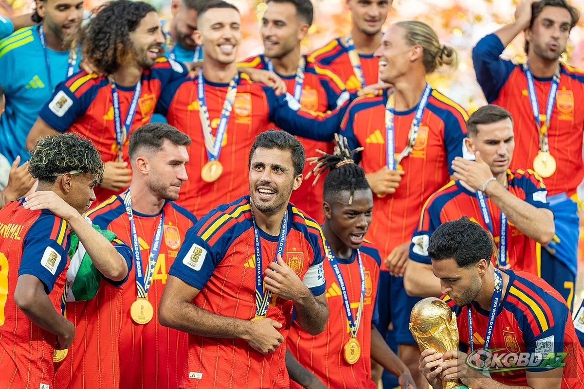 Rodri cùng các tuyển thủ Tây Ban Nha đeo huy chương vàng sau chung kết World Cup 2026
