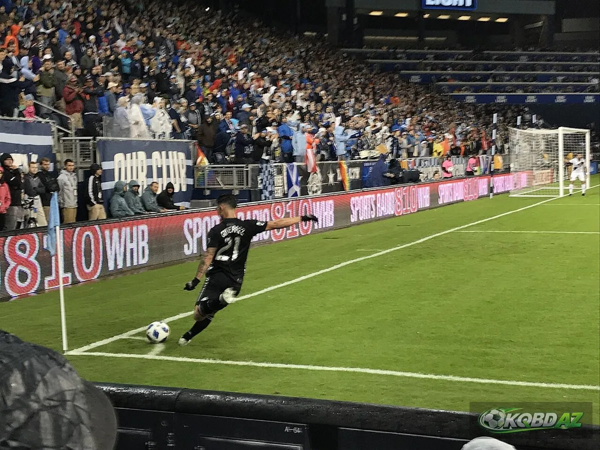 Felipe Gutierrez đá phạt góc cho Sporting Kansas City trước khán đài kín người