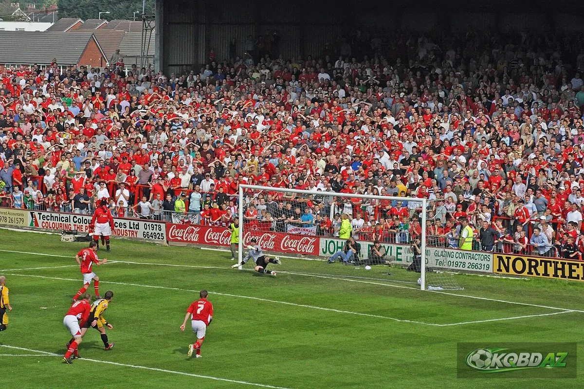 Ryan Valentine ghi bàn cho Wrexham trước khán đài kín cổ động viên