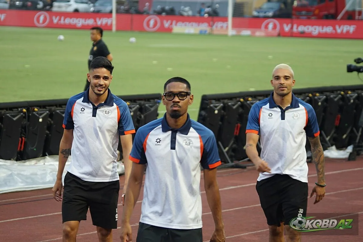 Ngoại binh Leo Artur cùng đồng đội đi bộ khởi động trên sân V.League