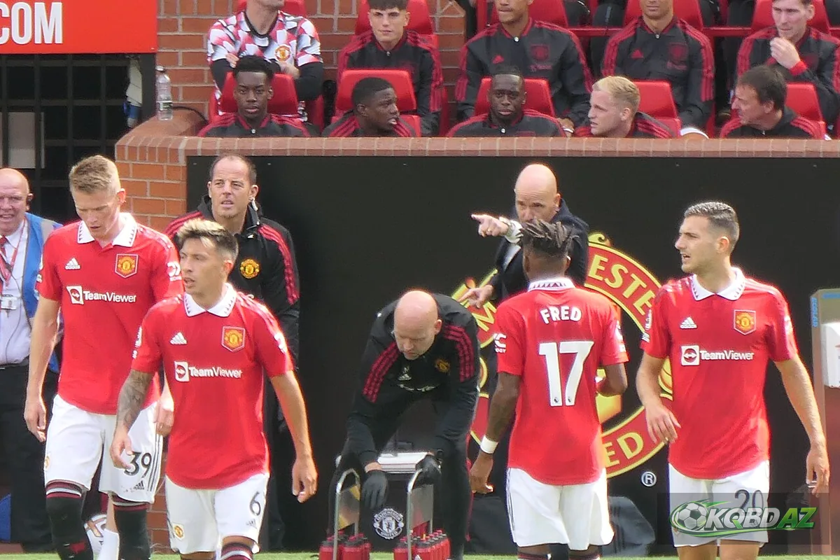 HLV Erik ten Hag chỉ đạo cầu thủ Man Utd bên đường biên sân Old Trafford