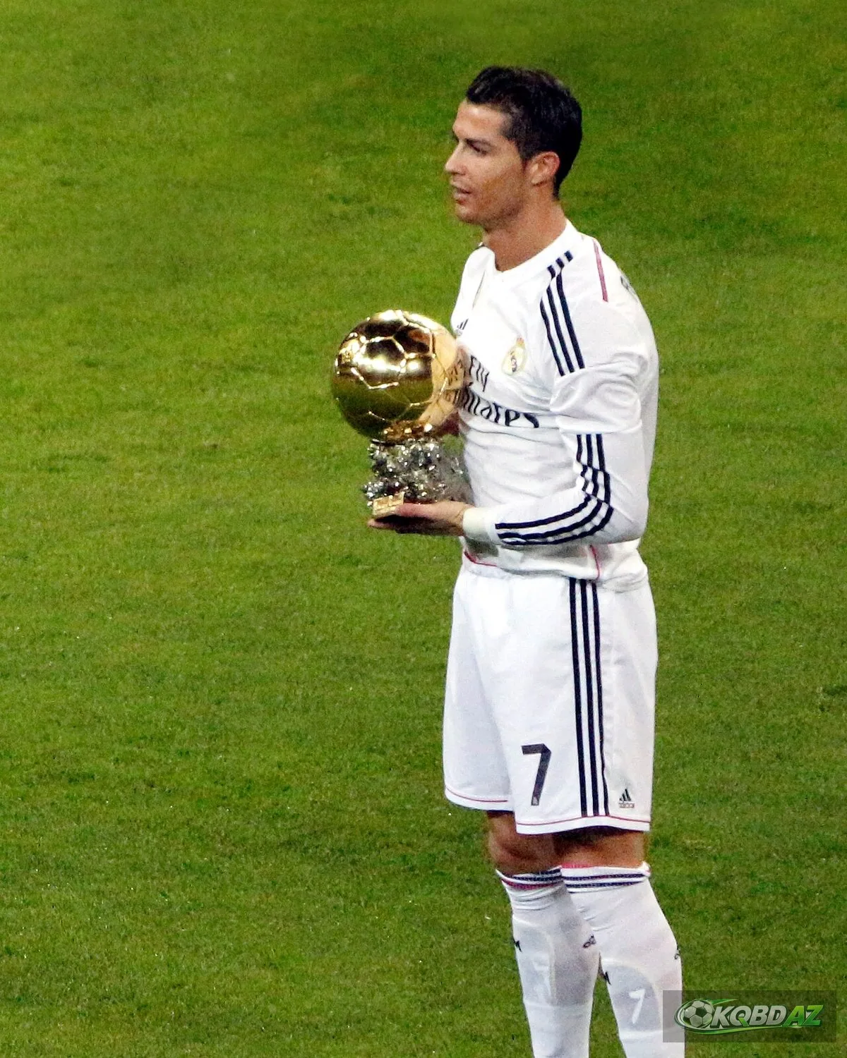 Cristiano Ronaldo cầm Quả bóng vàng 2014 ra mắt khán giả sân Bernabéu