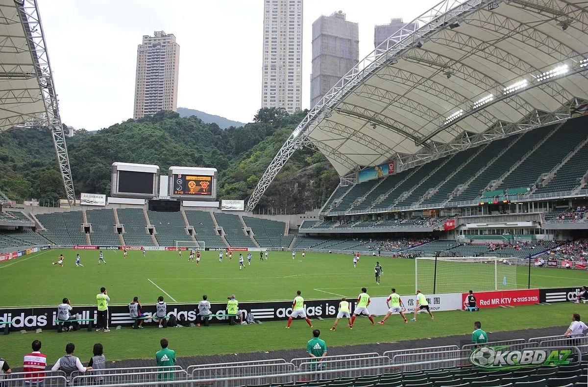 Toàn cảnh Hong Kong Stadium với khán đài mái vòm và dãy nhà cao tầng phía sau