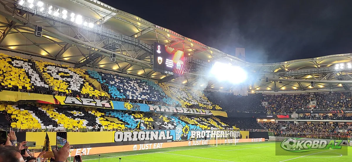 Cổ động viên AEK Athens xếp hình trên khán đài sân Agia Sophia trong trận cúp châu Âu