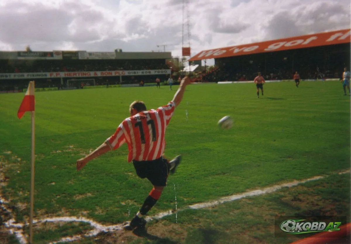 Cầu thủ thực hiện quả phạt góc trong trận Brentford gặp Burnley
