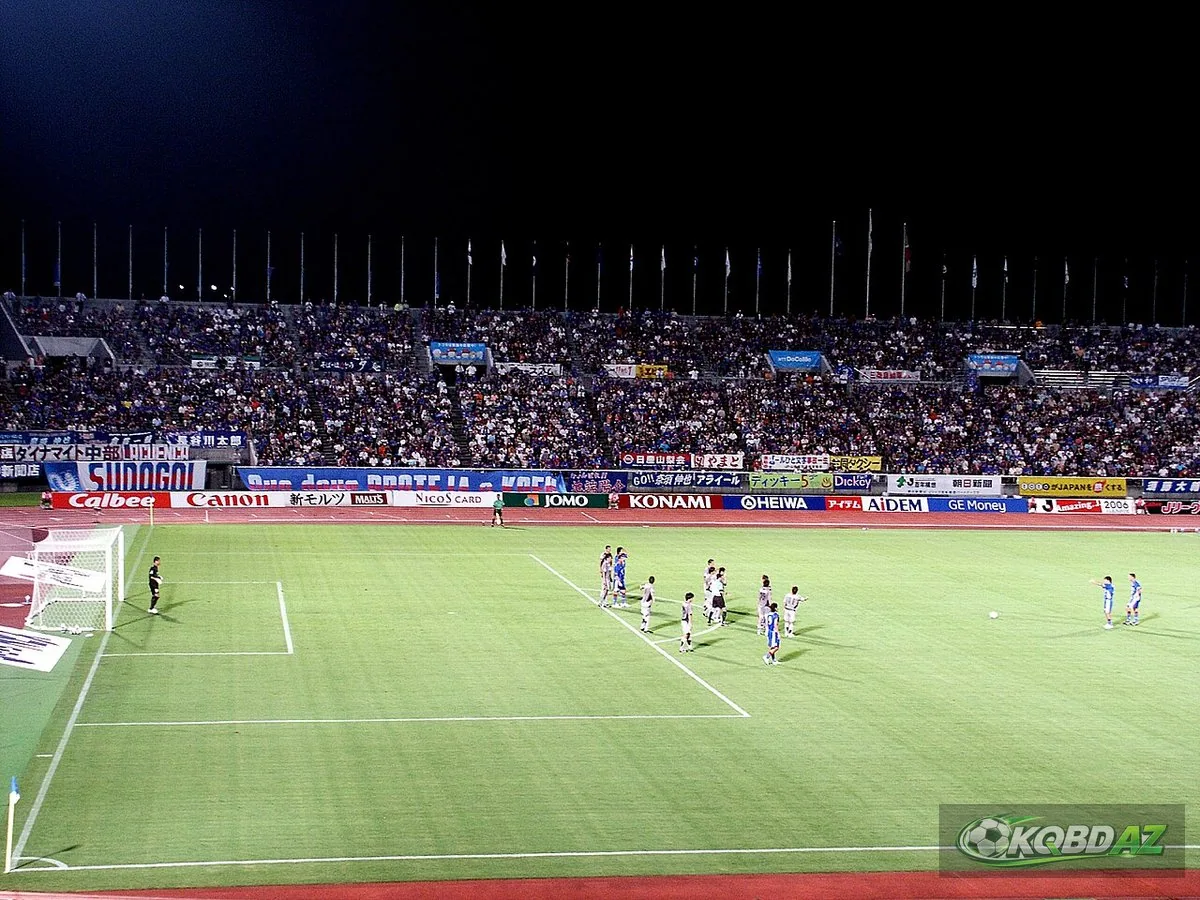 Trận đấu J.League dưới ánh đèn trước khán đài phủ kín cổ động viên