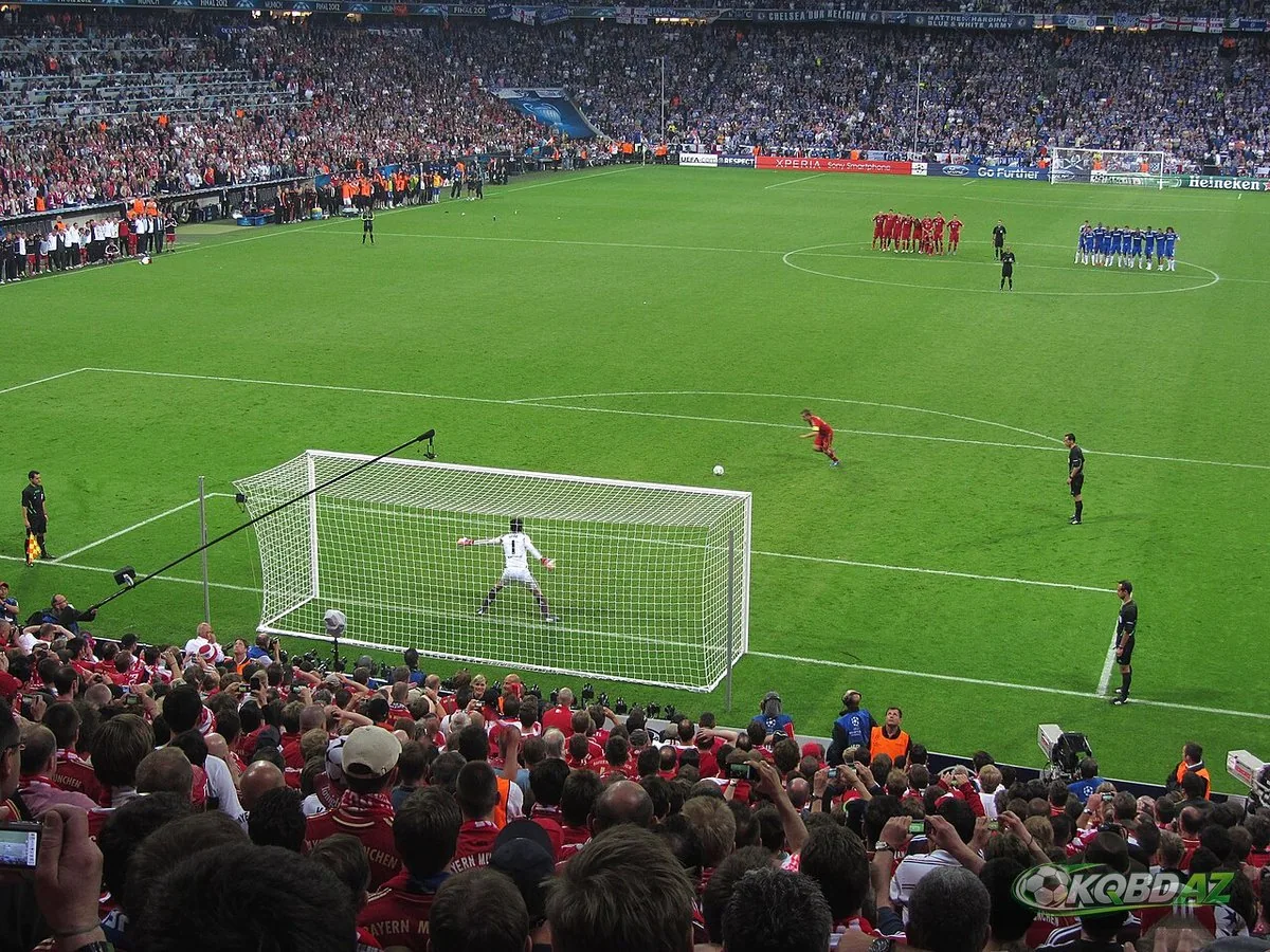 Philipp Lahm sút luân lưu vào lưới Petr Čech ở chung kết Champions League 2012