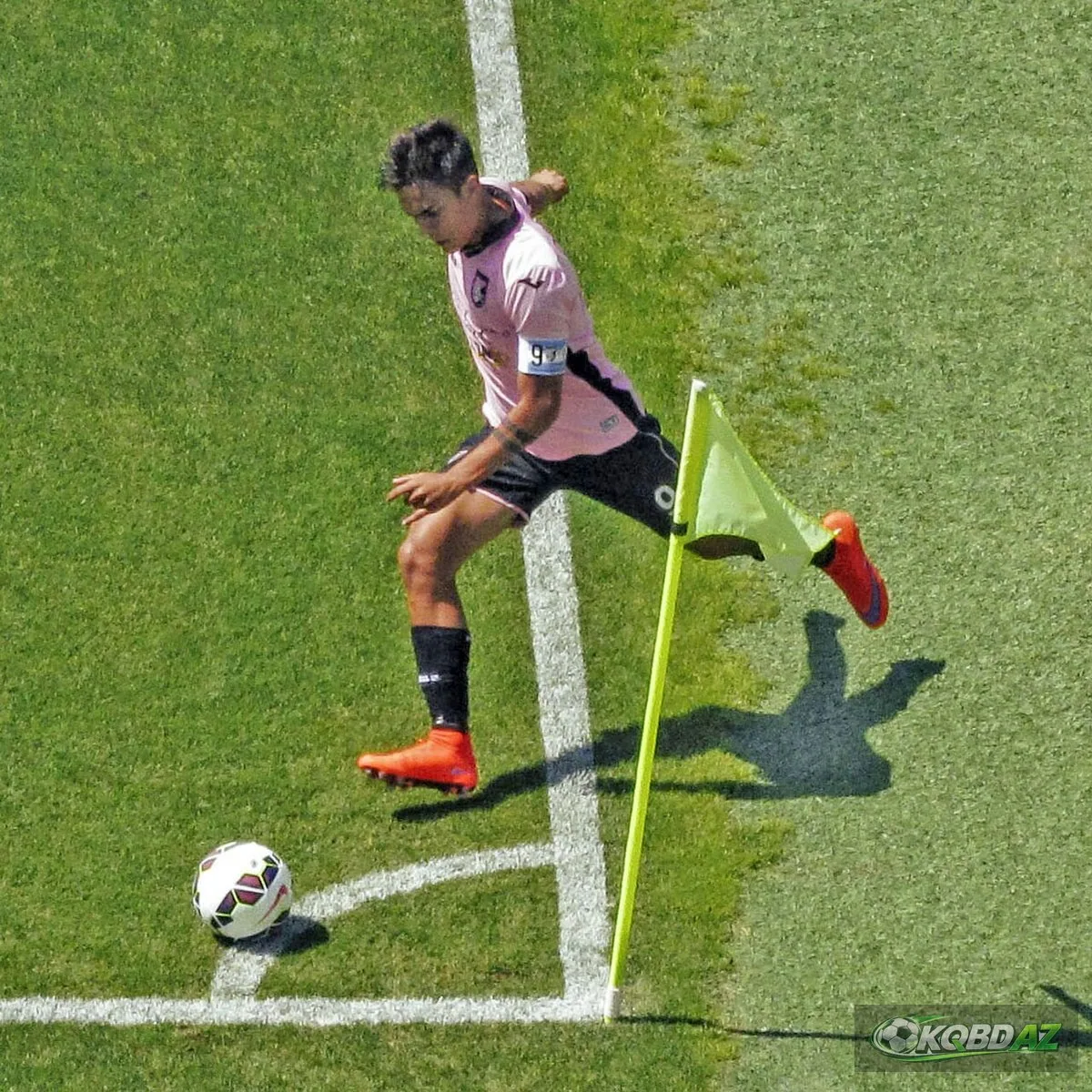 Paulo Dybala chuẩn bị đá phạt góc bên cột cờ trong màu áo Palermo