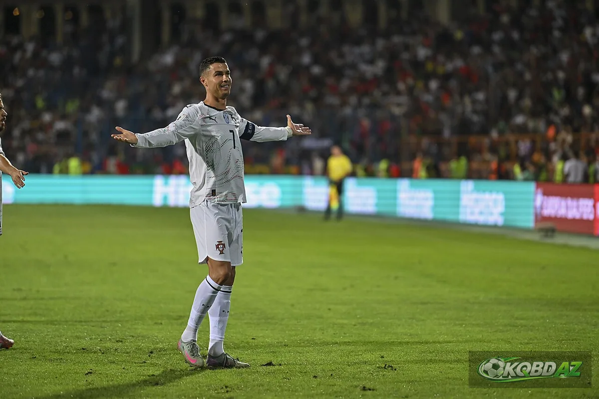 Cristiano Ronaldo dang rộng hai tay ăn mừng bàn thắng cho tuyển Bồ Đào Nha