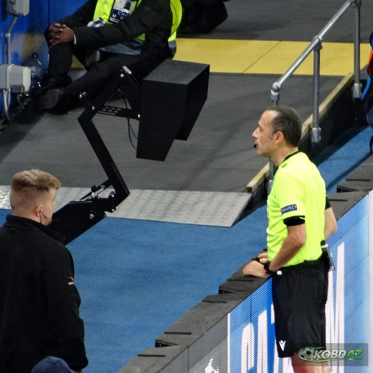 Trọng tài xem màn hình VAR bên sân trong trận Chelsea gặp Valencia năm 2019