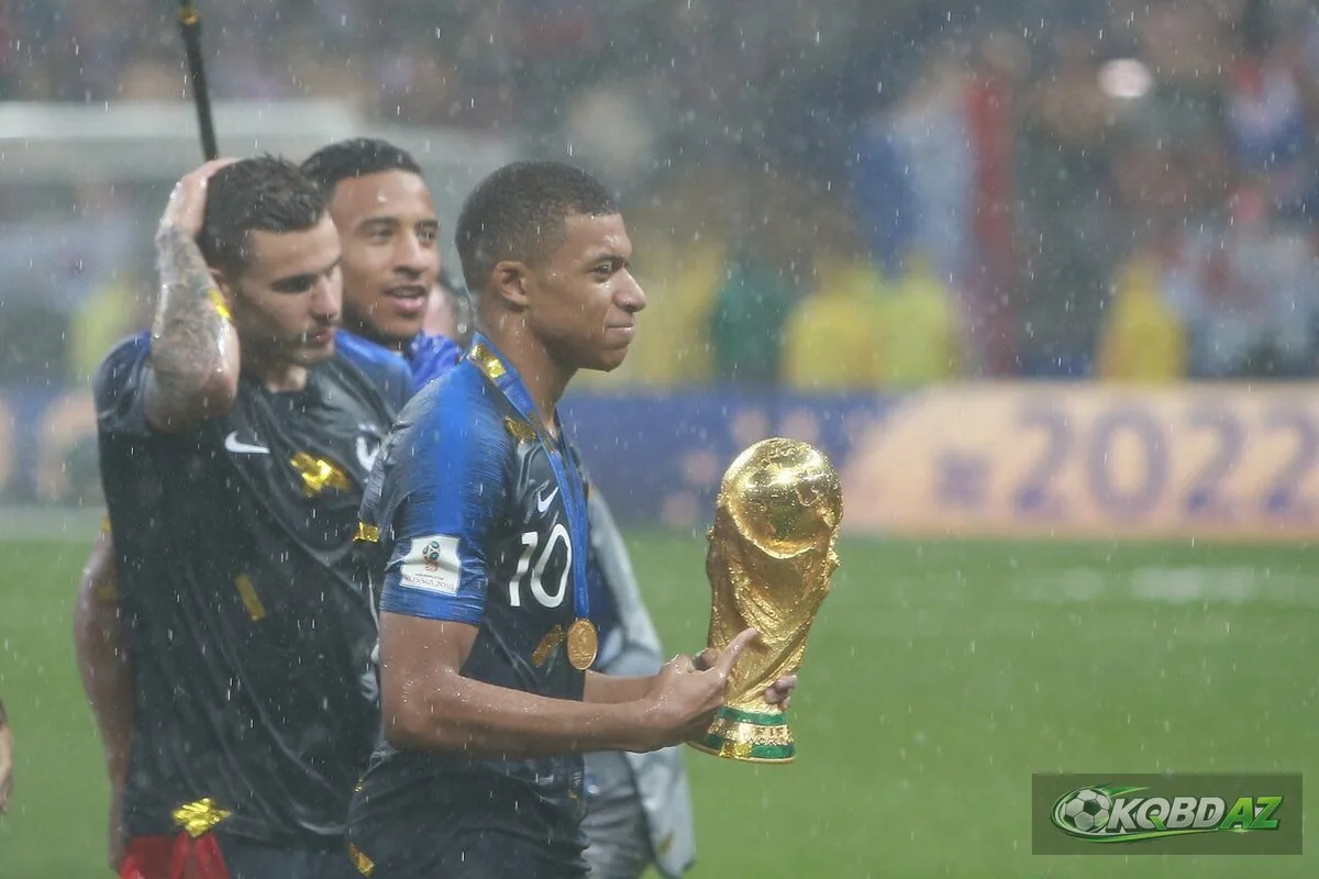 Kylian Mbappé cầm cúp vàng World Cup sau trận chung kết năm 2018 tại Moscow
