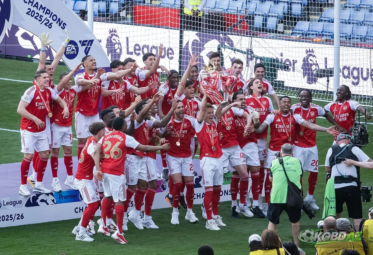 Cầu thủ Arsenal nâng cúp vô địch Premier League mùa 2025/26