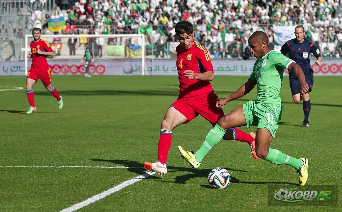 Yacine Brahimi của Algeria đi bóng trước hậu vệ Armenia Taron Voskanyan