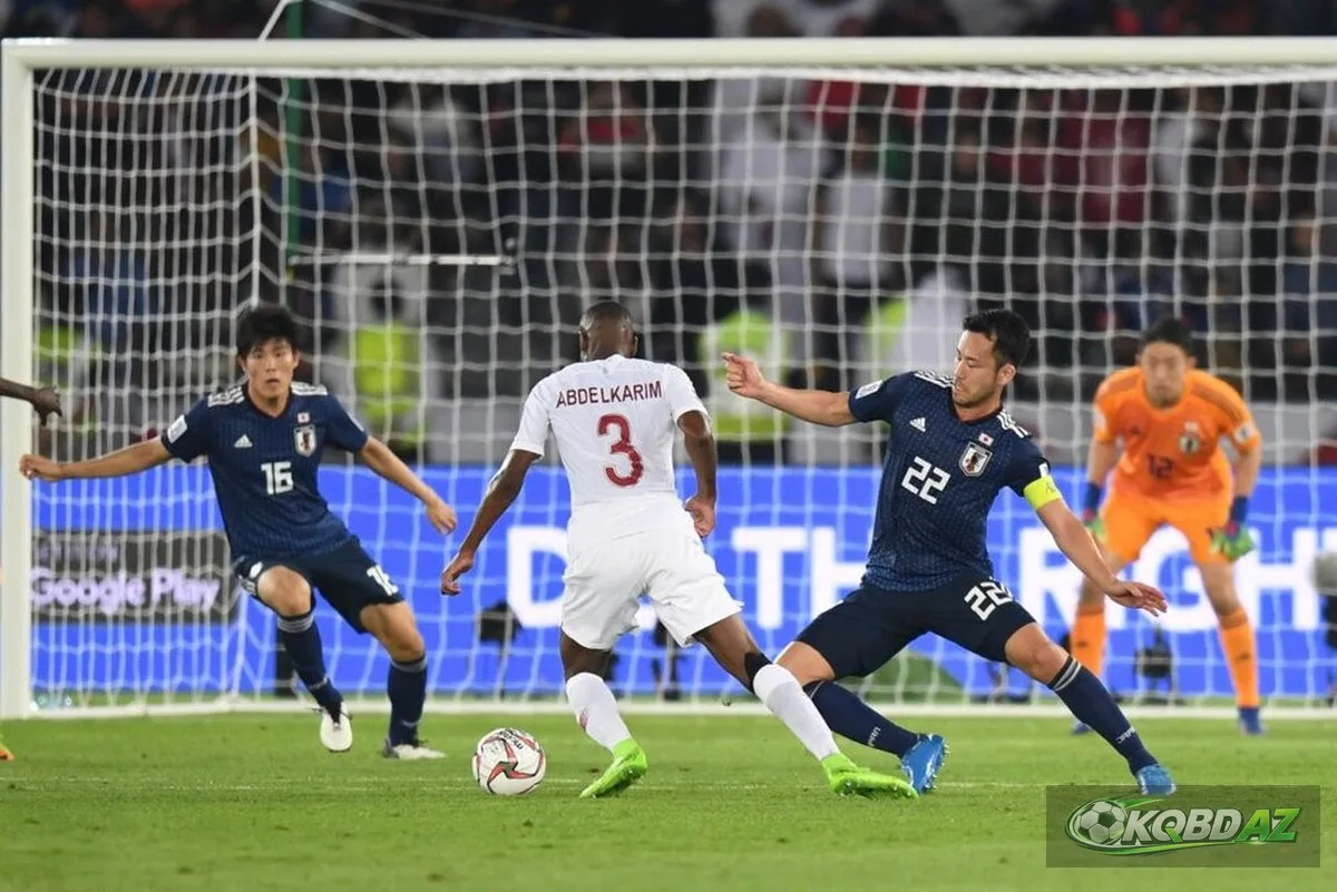 Hậu vệ Abdelkarim Hassan của Qatar đi bóng giữa hai cầu thủ Nhật Bản ở chung kết Asian Cup 2019