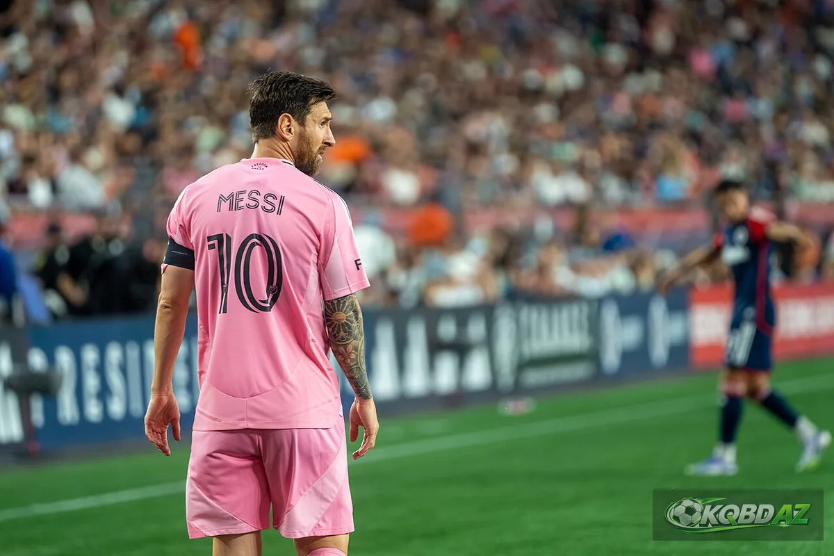 Lionel Messi mặc áo hồng số 10 của Inter Miami trong một trận MLS
