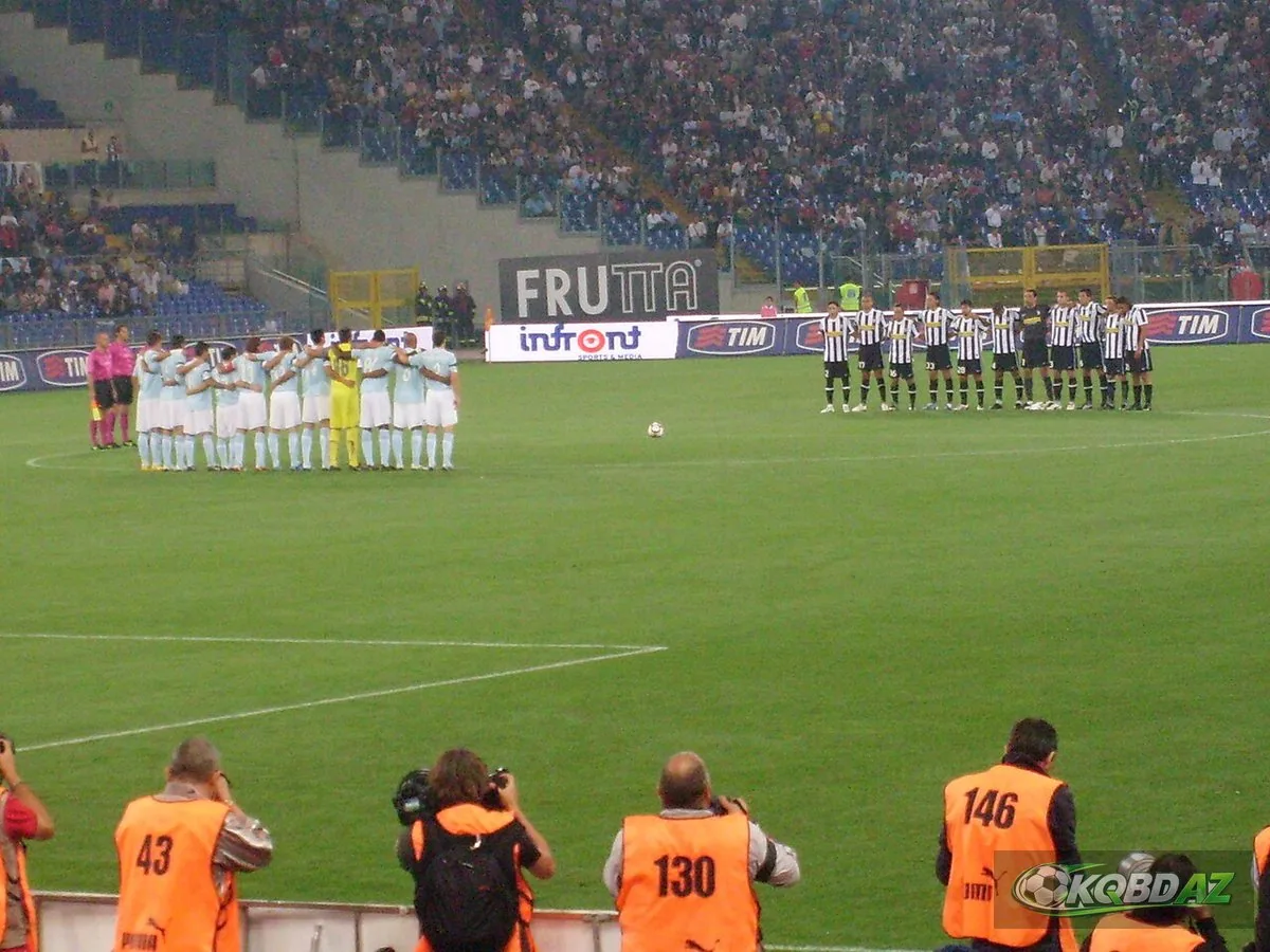 Hai đội Lazio và Juventus đứng tưởng niệm trước trận Serie A tháng 9/2009