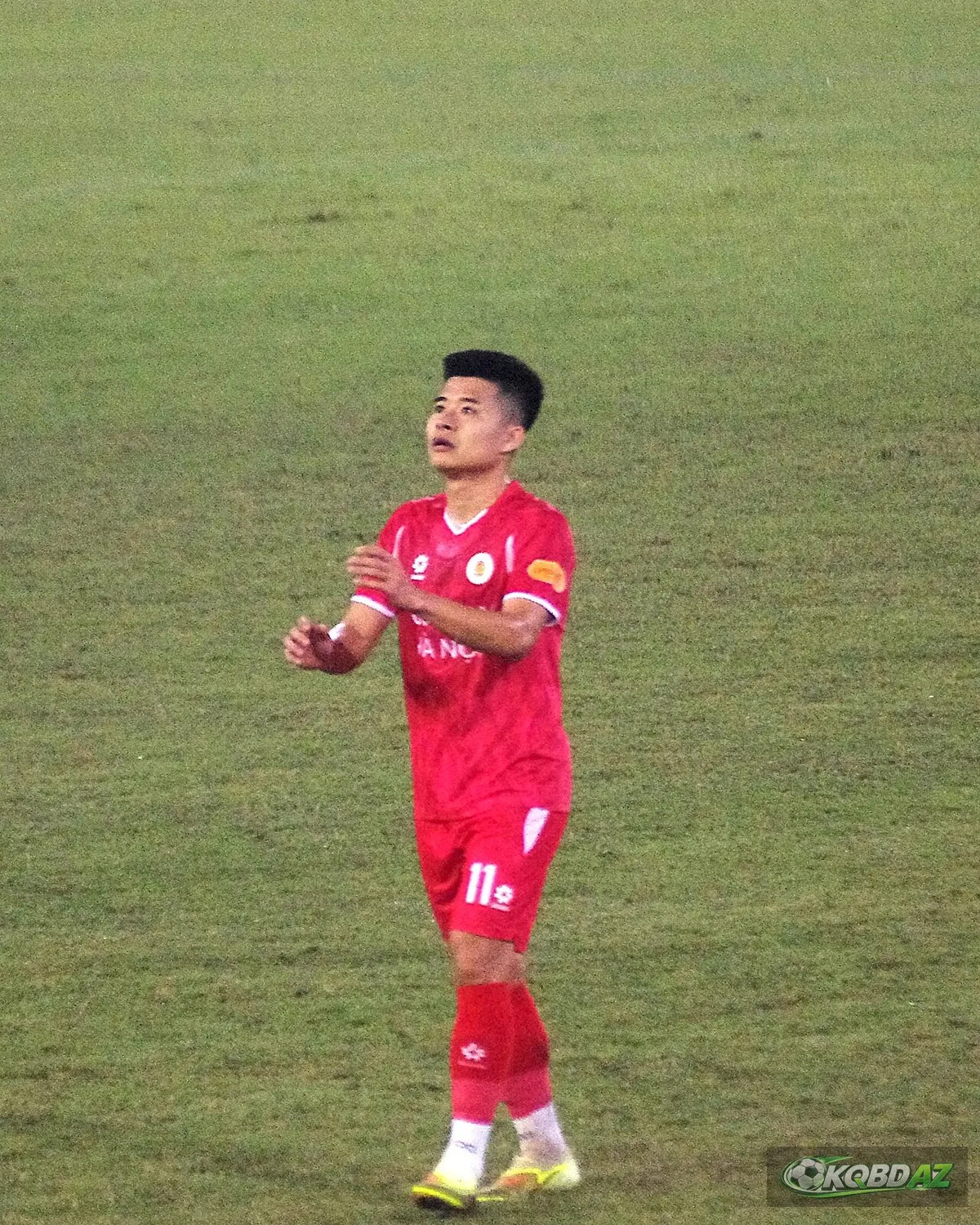 Tiền vệ Lê Phạm Thành Long trong trang phục thi đấu màu đỏ trên sân cỏ