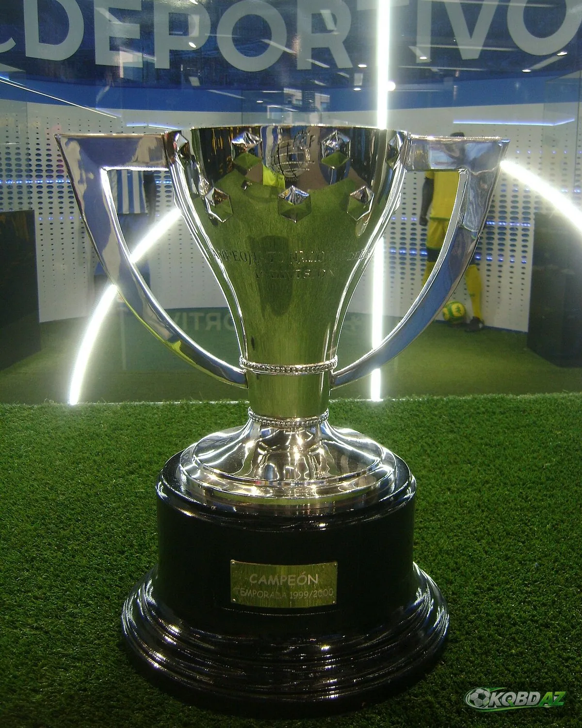 Chiếc cúp vô địch La Liga đặt trên nền cỏ trong phòng trưng bày