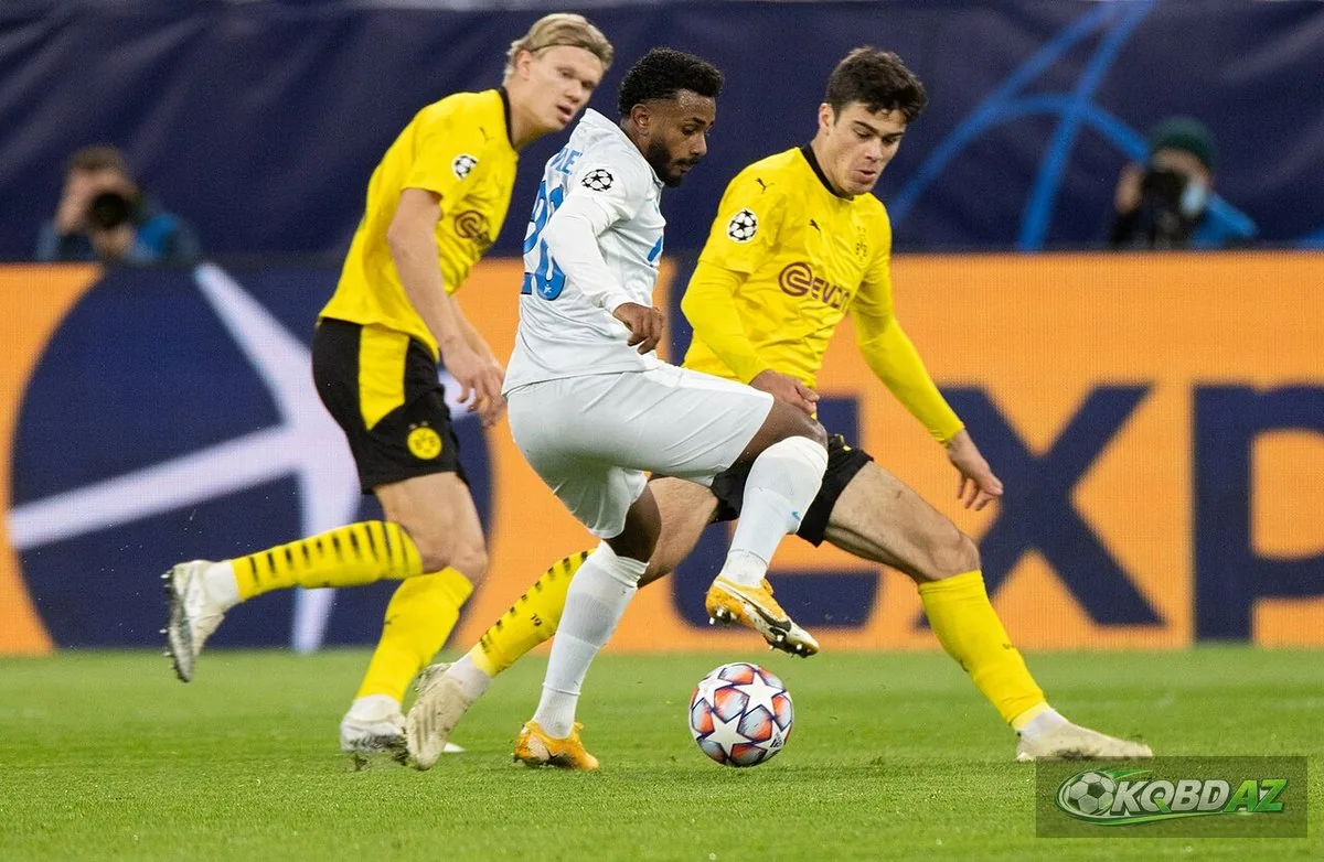 Erling Haaland trong màu áo Borussia Dortmund tranh bóng ở trận Champions League gặp Zenit năm 2020