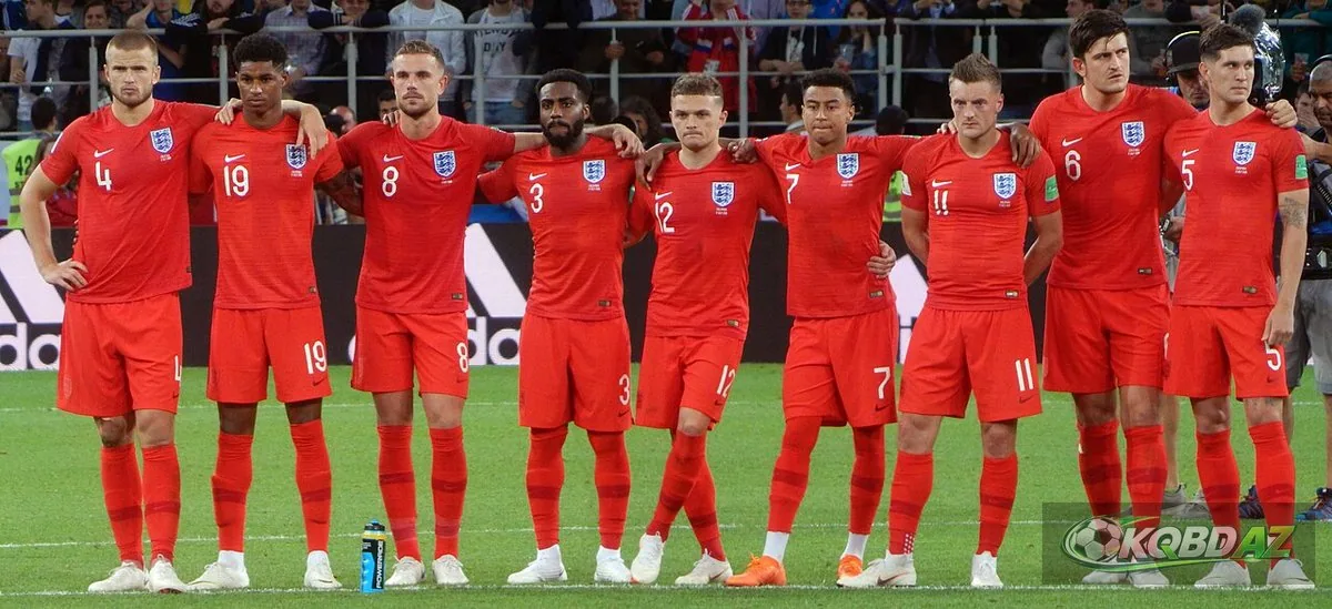 Các cầu thủ tuyển Anh khoác vai nhau theo dõi loạt luân lưu với Colombia tại World Cup 2018