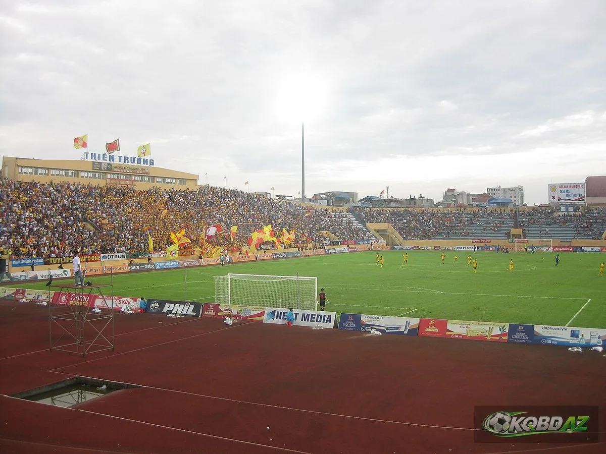 Khán đài sân Thiên Trường phủ kín cổ động viên trong một trận V.League 1 của Nam Định