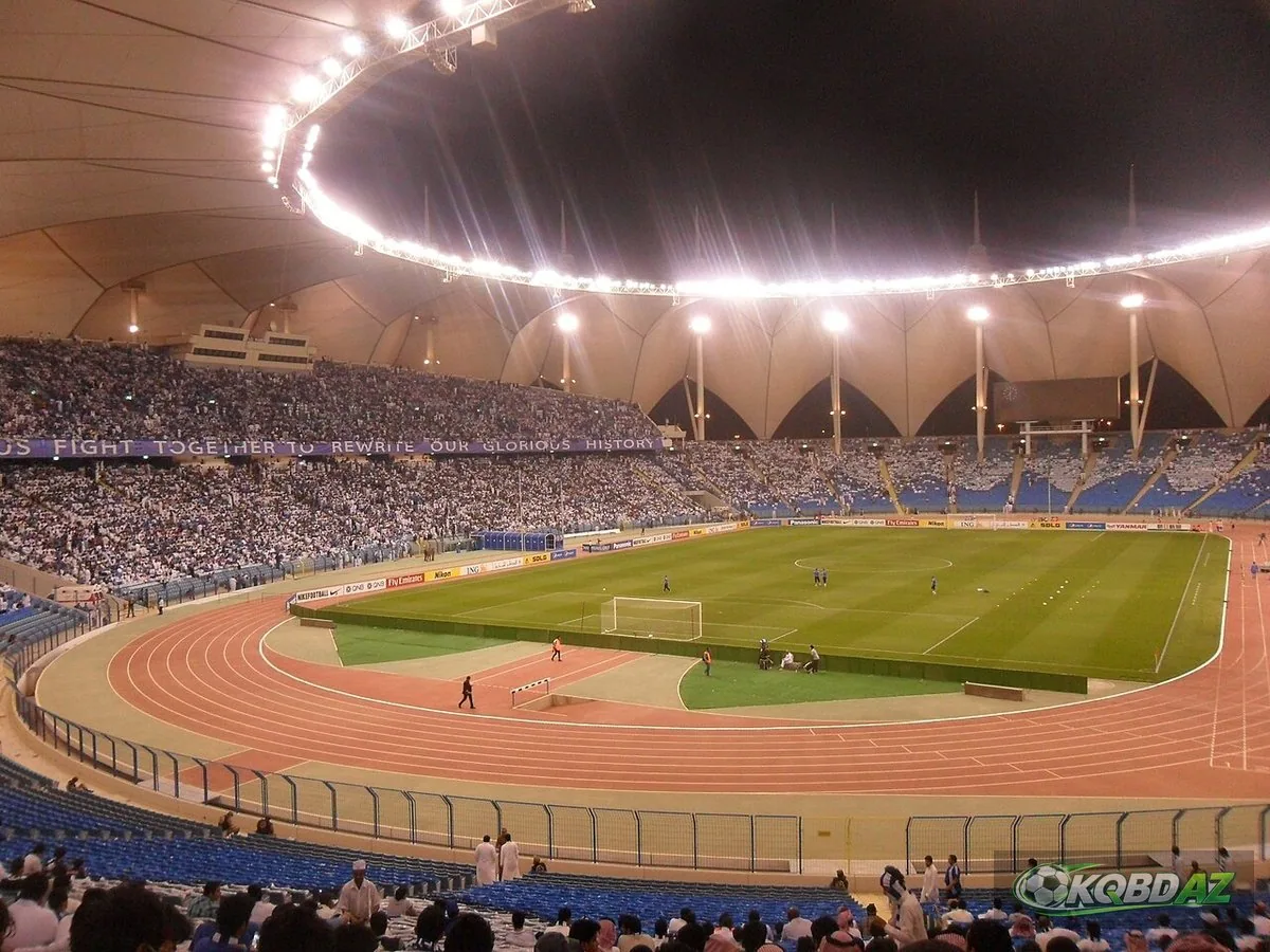 Bên trong sân vận động quốc tế King Fahd ở Riyadh với mái che hình vòm