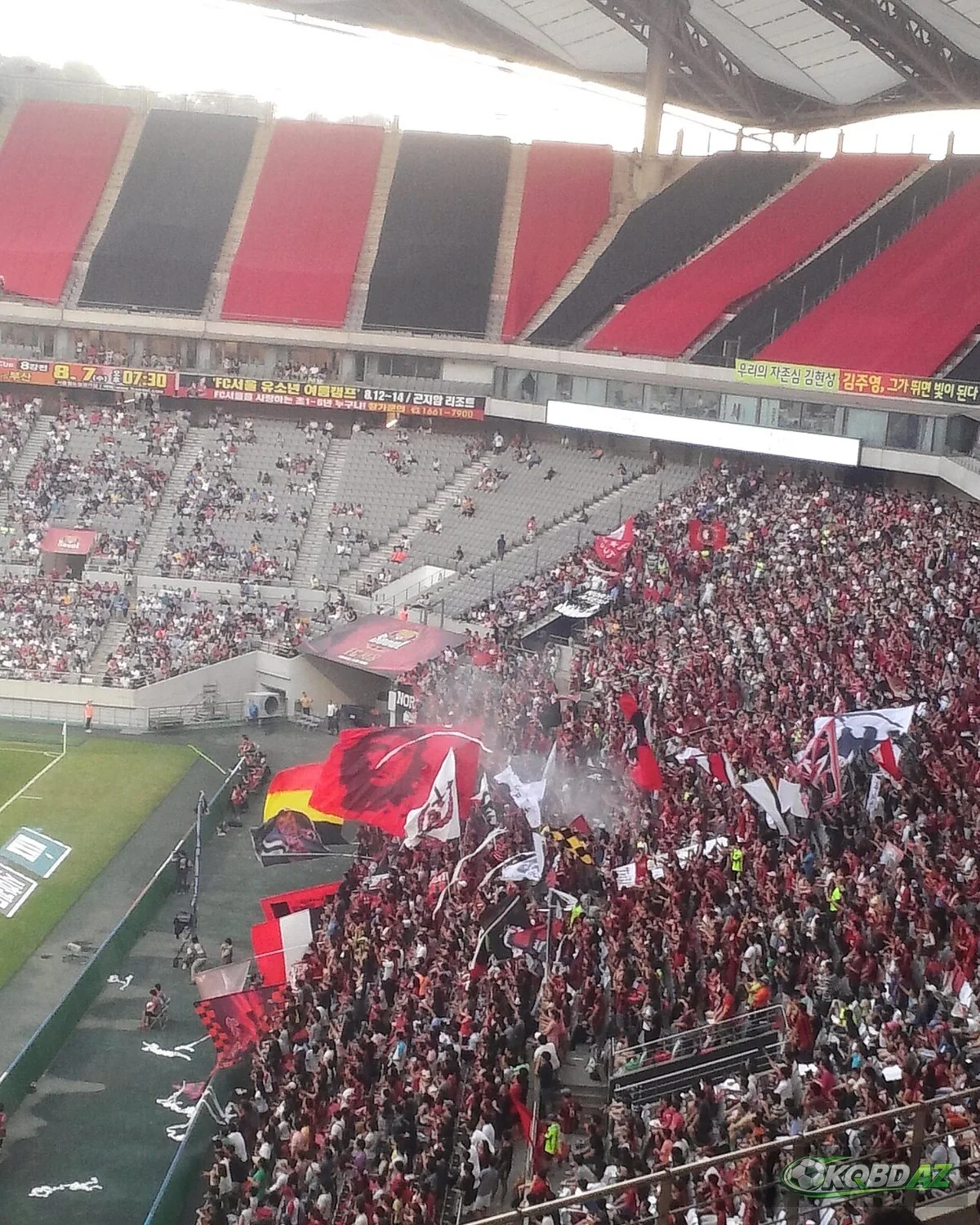 Các nhóm cổ động viên FC Seoul phủ kín khán đài phía bắc với cờ và pháo khói