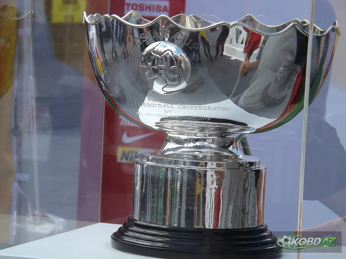 Chiếc cúp vô địch AFC Asian Cup bằng bạc đặt trong tủ kính trưng bày