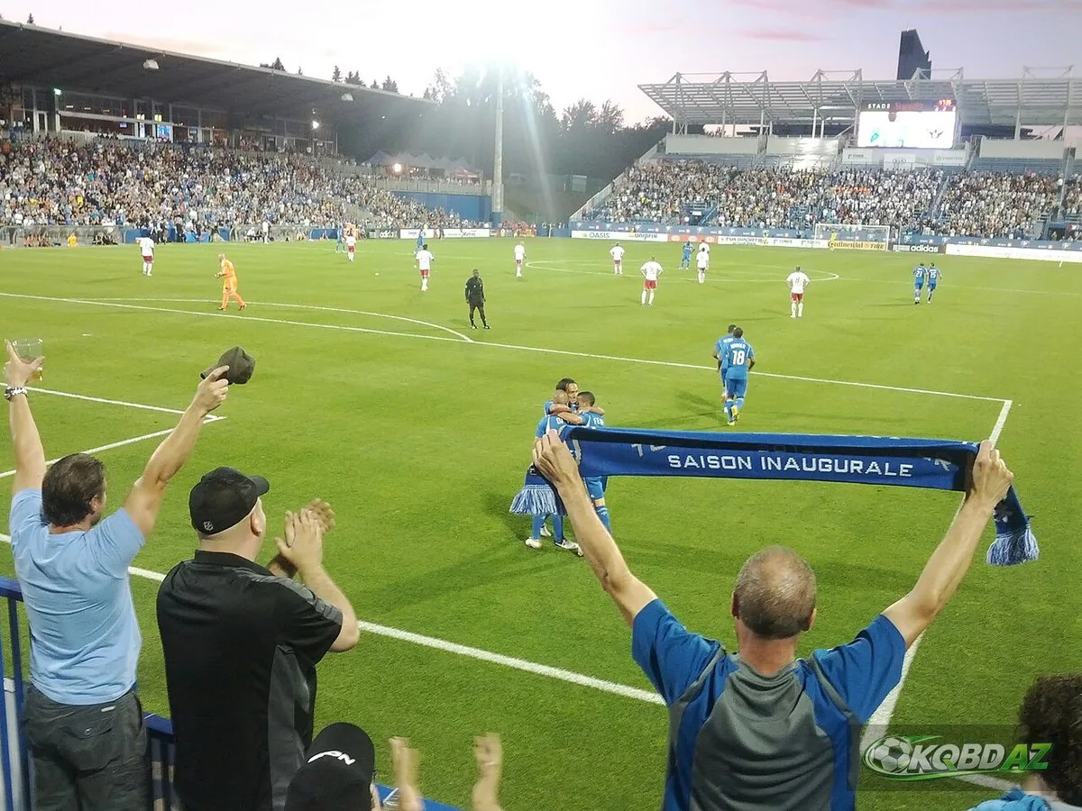 Cổ động viên Montreal Impact giơ khăn ăn mừng bàn thắng tại sân Saputo
