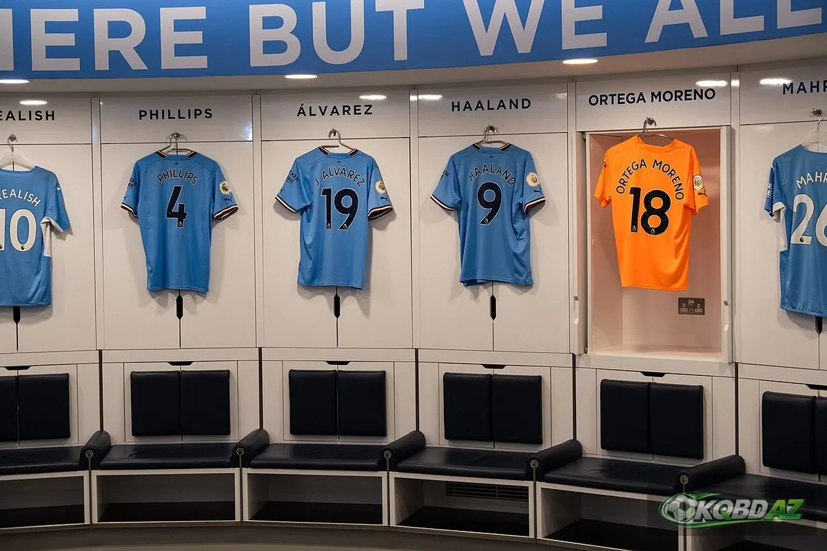 Phòng thay đồ Manchester City treo áo số 9 có tên Haaland cạnh áo đồng đội