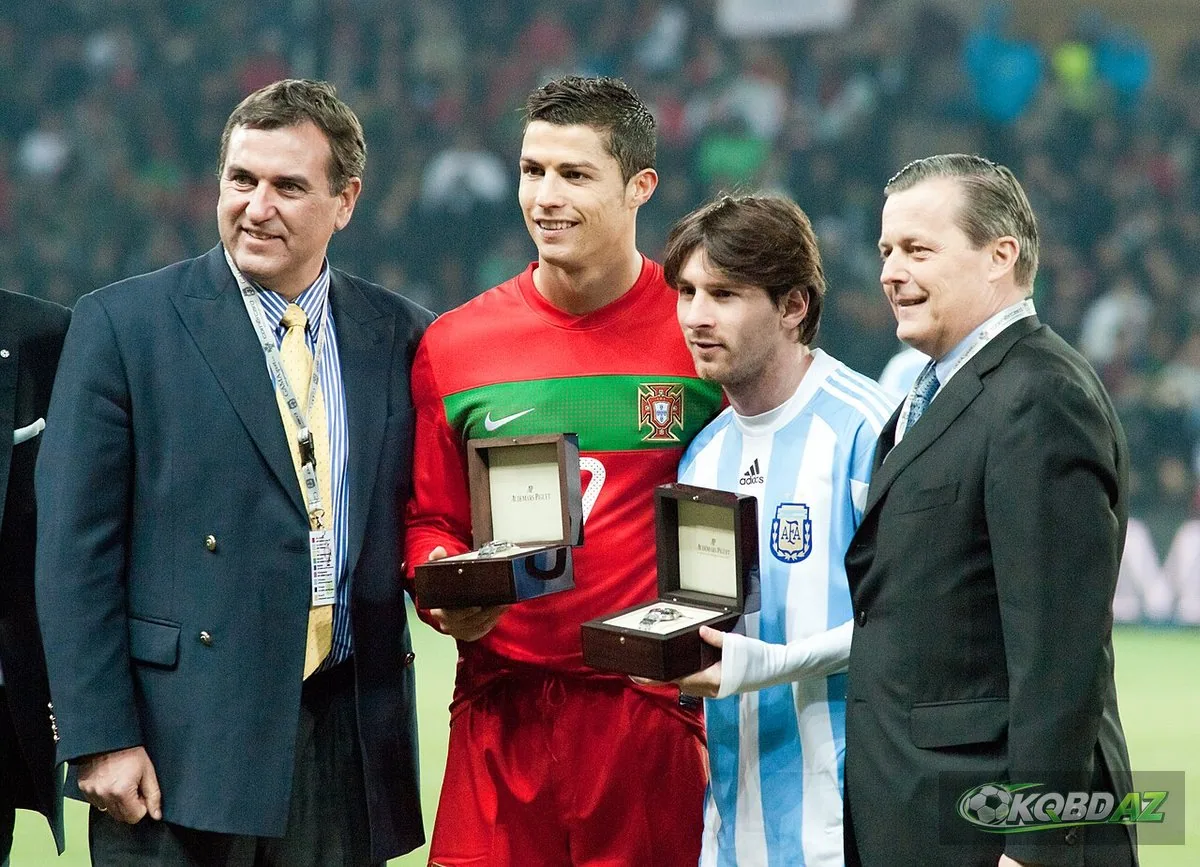 Cristiano Ronaldo và Lionel Messi đứng cạnh nhau trước trận giao hữu Bồ Đào Nha gặp Argentina năm 2011