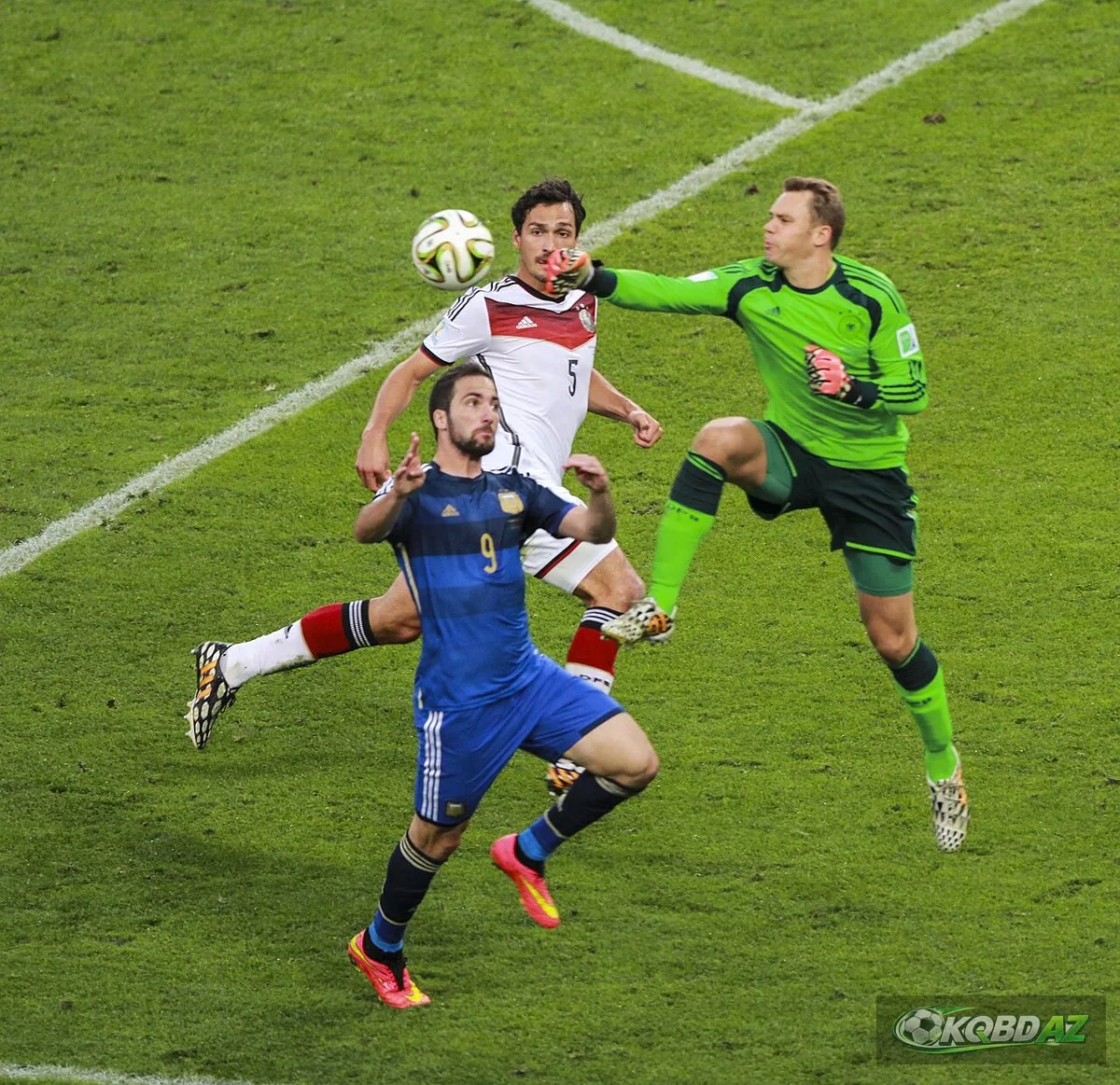 Manuel Neuer lao ra tranh bóng với Higuaín ở chung kết World Cup 2014
