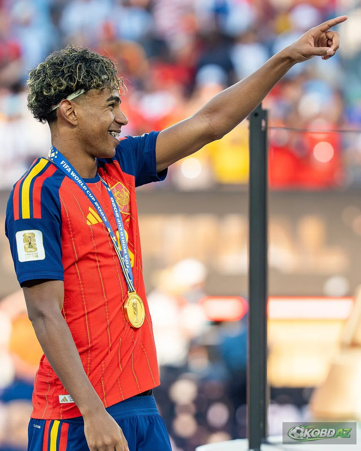 Lamine Yamal đeo huy chương vàng World Cup 2026, tay chỉ lên khán đài